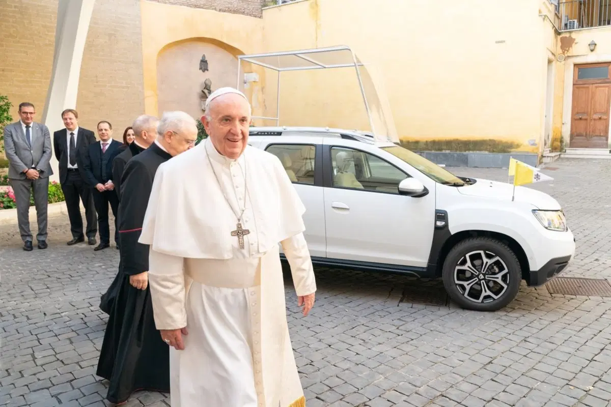 Una Dacia Duster per Papa Francesco (14)