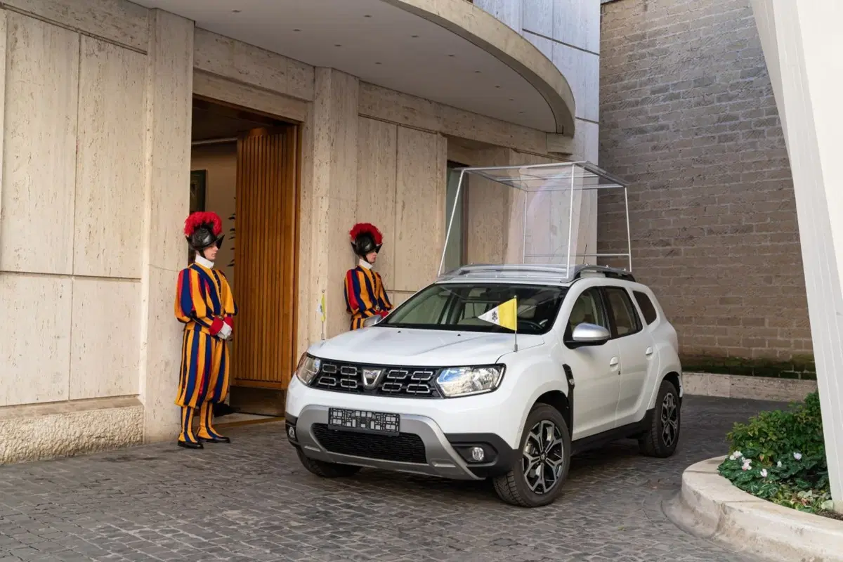 Una Dacia Duster per Papa Francesco (3)