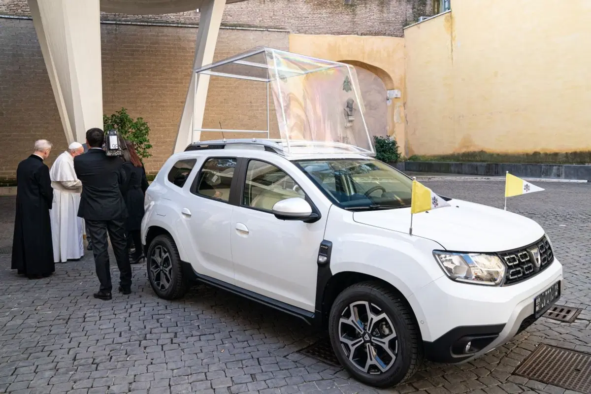 Una Dacia Duster per Papa Francesco (15)