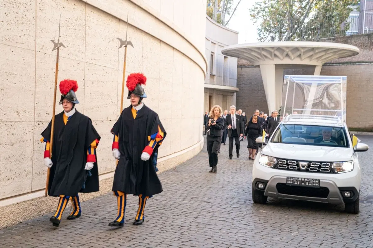 Una Dacia Duster per Papa Francesco (17)