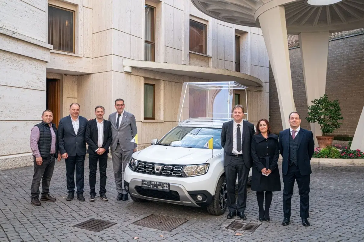 Una Dacia Duster per Papa Francesco (18)