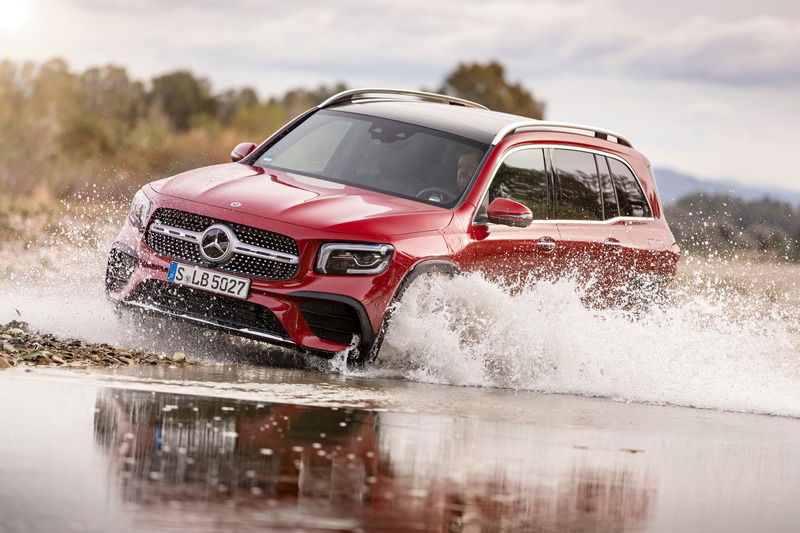 La nuova Mercedes GLB in fuoristrada