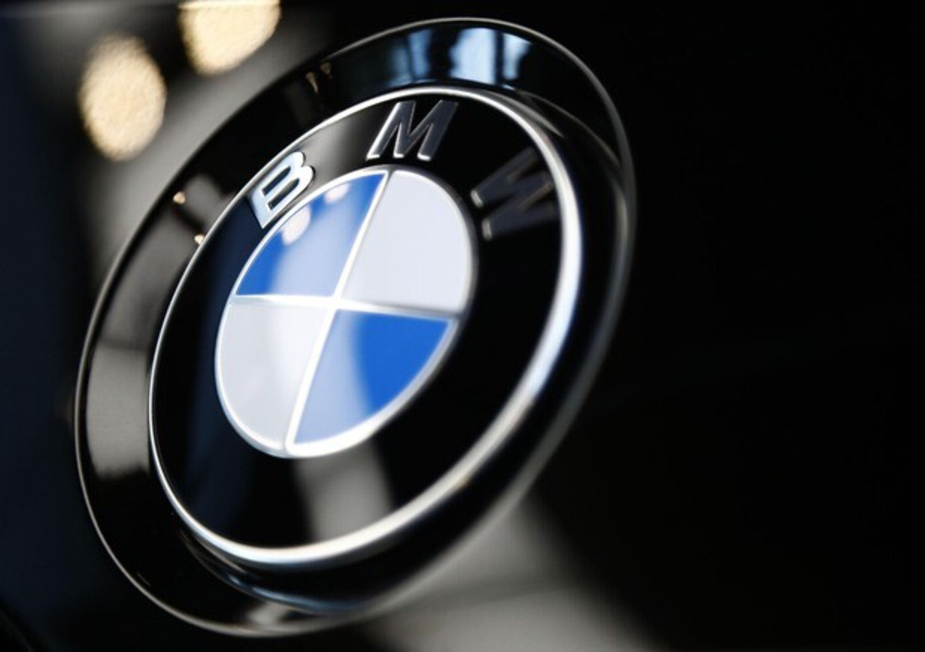 BMW, entro il 2022 taglio dei bonus. Niente esuberi