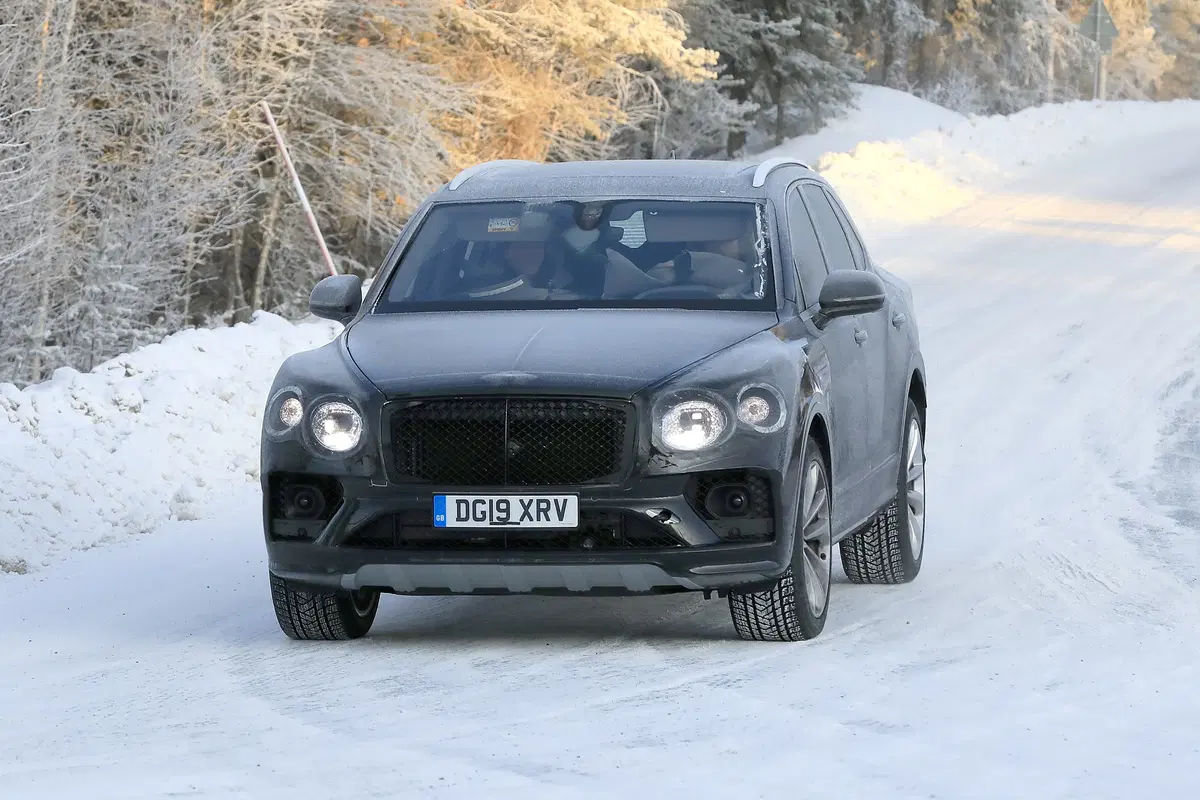Bentley Bentayga, le foto spia  (2)