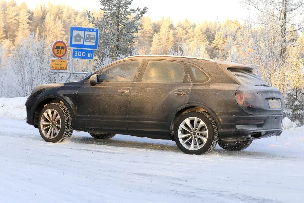 Bentley Bentayga, le foto spia  (7)