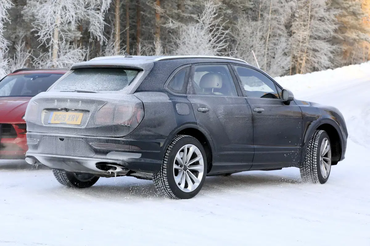 Bentley Bentayga, le foto spia  (18)