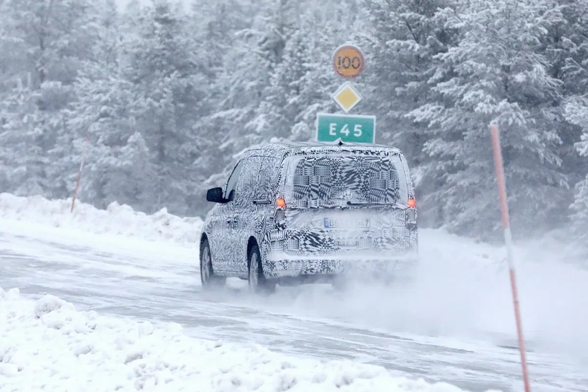 Volkswagen Caddy: restyling o nuova generazione? [Foto spia] (9)