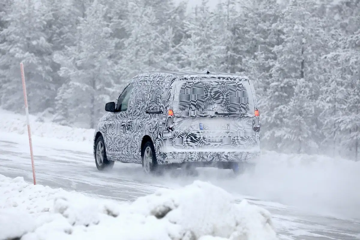 Volkswagen Caddy: restyling o nuova generazione? [Foto spia] (14)