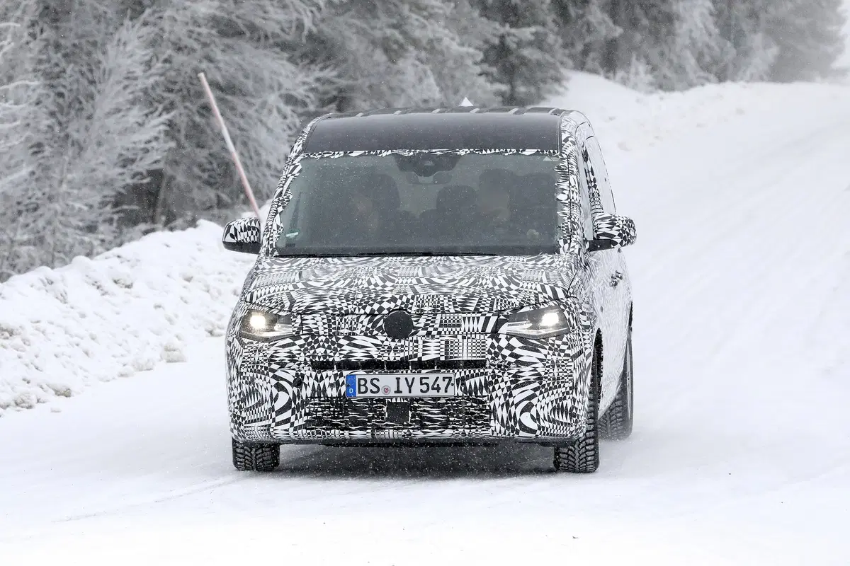 Volkswagen Caddy: restyling o nuova generazione? [Foto spia] (15)