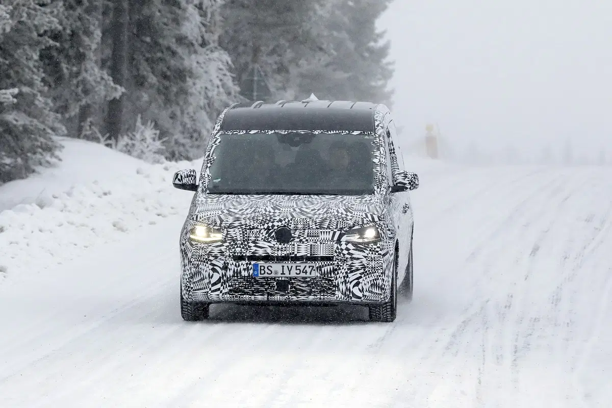 Volkswagen Caddy: restyling o nuova generazione? [Foto spia] (2)