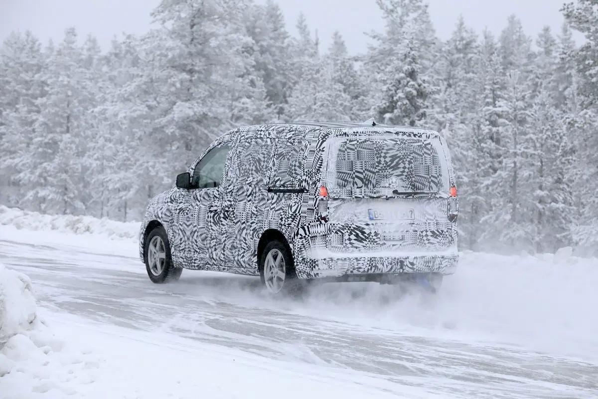 Volkswagen Caddy: restyling o nuova generazione? [Foto spia] (18)