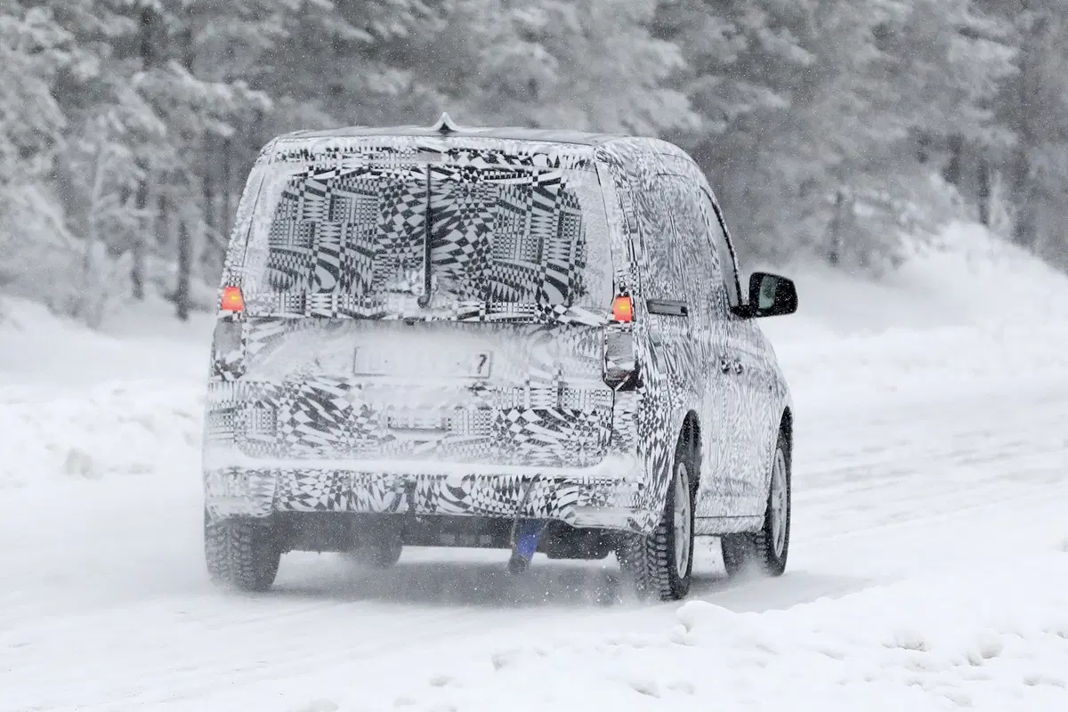 Volkswagen Caddy: restyling o nuova generazione? [Foto spia] (10)