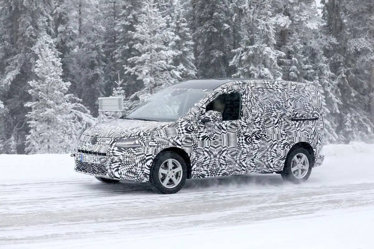 Volkswagen Caddy: restyling o nuova generazione? [Foto spia] (19)
