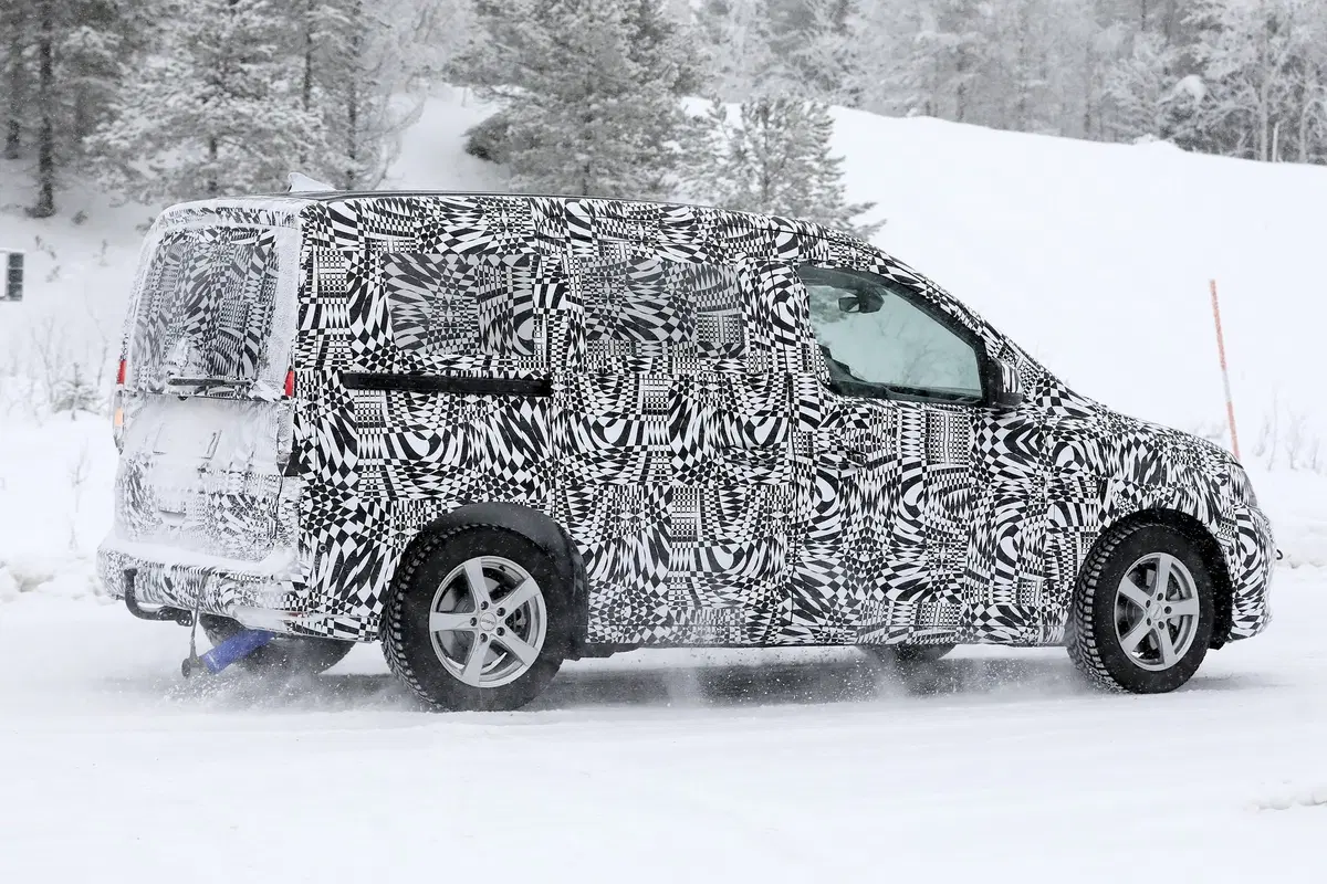 Volkswagen Caddy: restyling o nuova generazione? [Foto spia] (3)