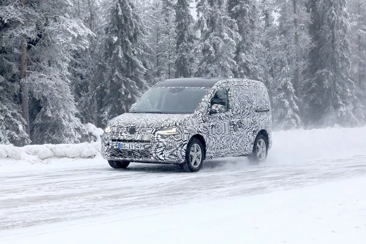 Volkswagen Caddy: restyling o nuova generazione? [Foto spia] (5)