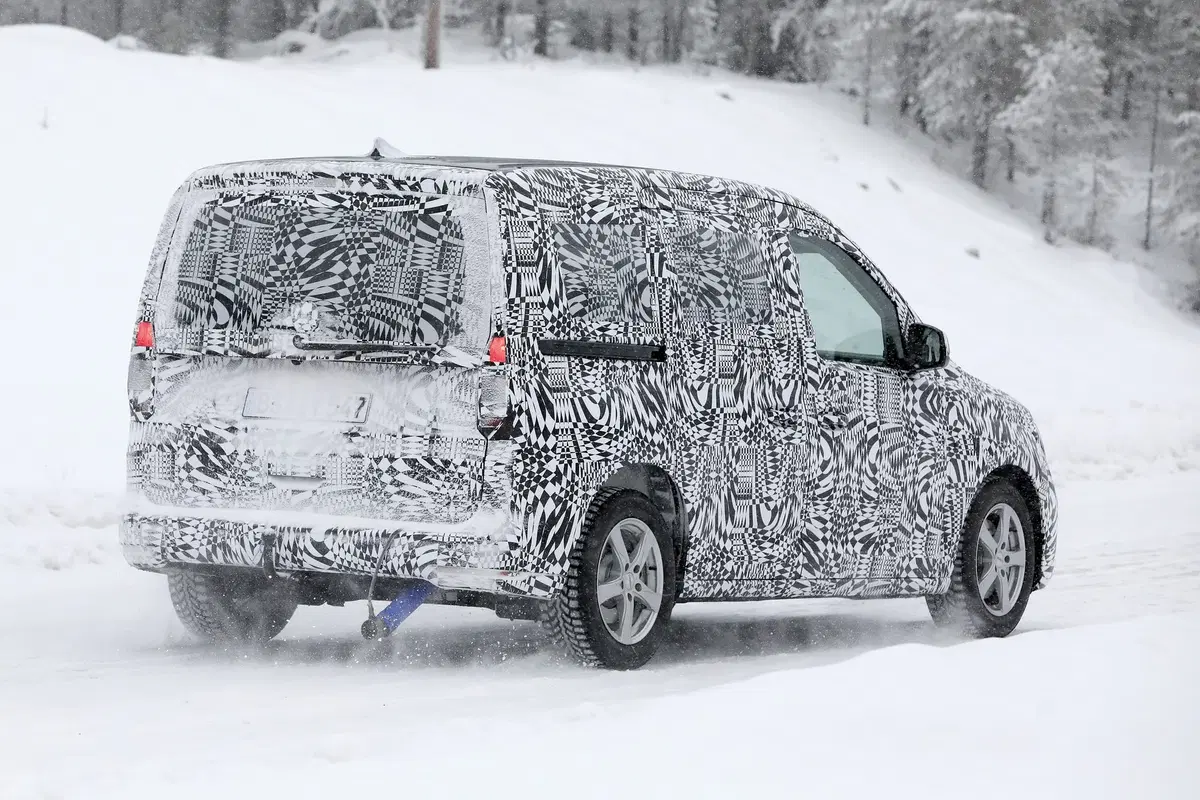 Volkswagen Caddy: restyling o nuova generazione? [Foto spia] (16)