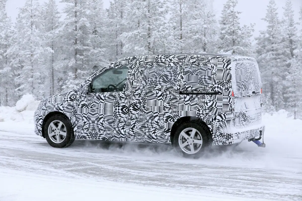 Volkswagen Caddy: restyling o nuova generazione? [Foto spia] (6)
