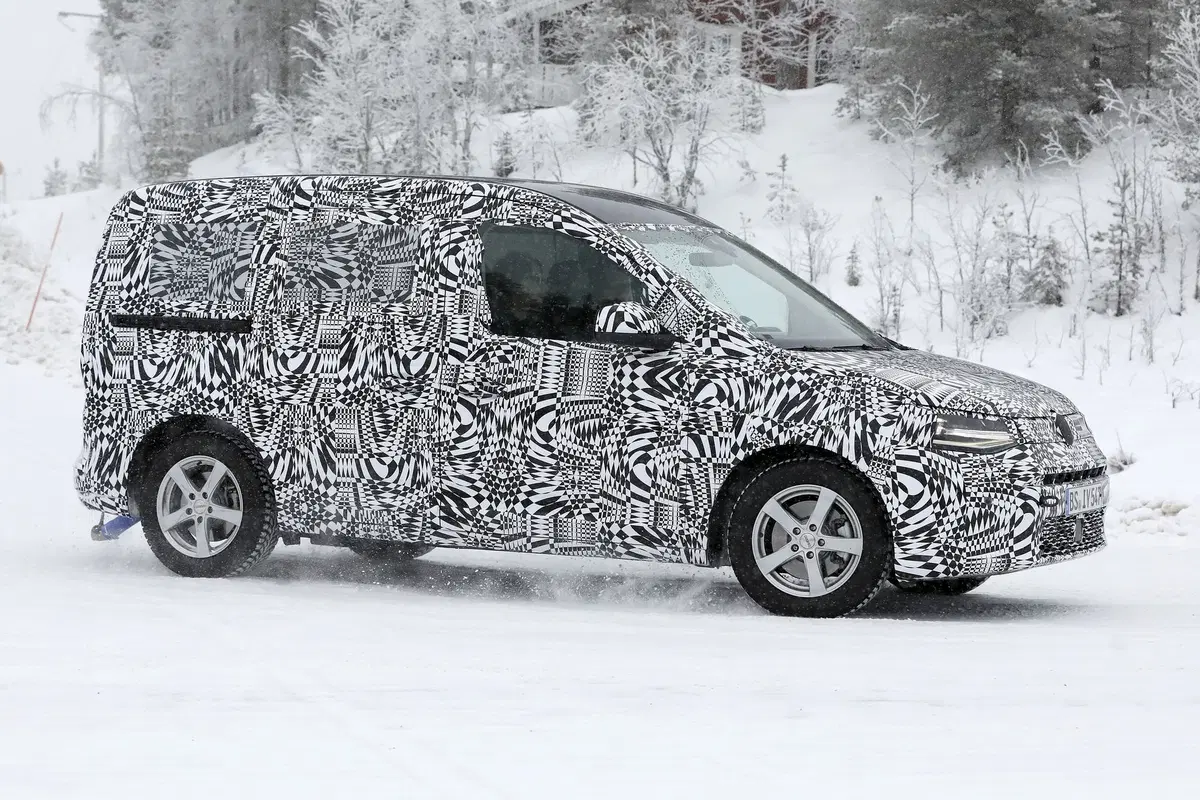 Volkswagen Caddy: restyling o nuova generazione? [Foto spia] (17)