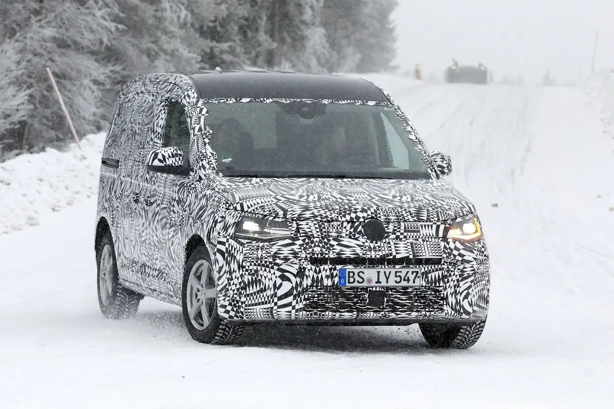 Volkswagen Caddy: restyling o nuova generazione? [Foto spia] (7)