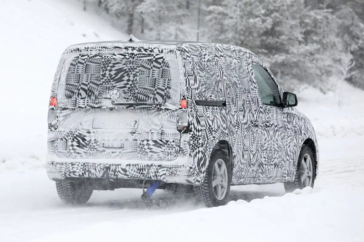 Volkswagen Caddy: restyling o nuova generazione? [Foto spia] (4)