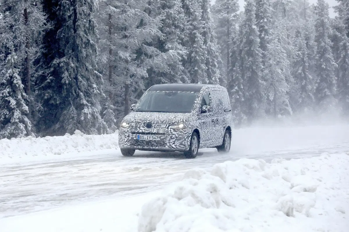 Volkswagen Caddy: restyling o nuova generazione? [Foto spia] (20)
