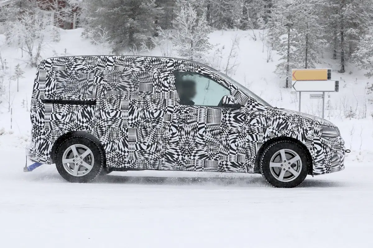 Volkswagen Caddy: restyling o nuova generazione? [Foto spia] (8)