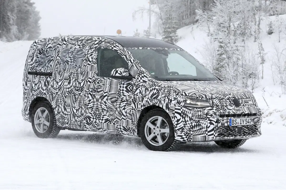Volkswagen Caddy: restyling o nuova generazione? [Foto spia] (13)