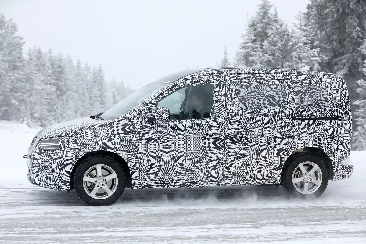 Volkswagen Caddy: restyling o nuova generazione? [Foto spia] (11)