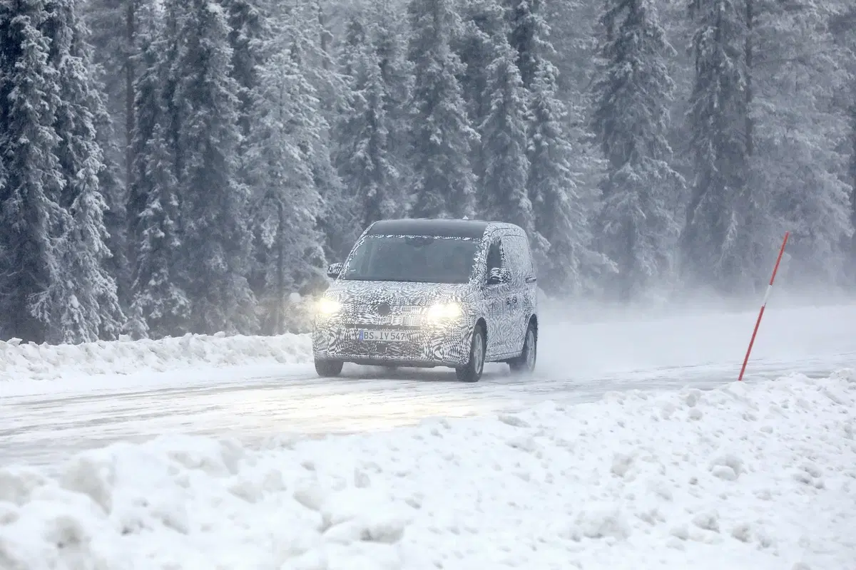 Volkswagen Caddy: restyling o nuova generazione? [Foto spia] (21)