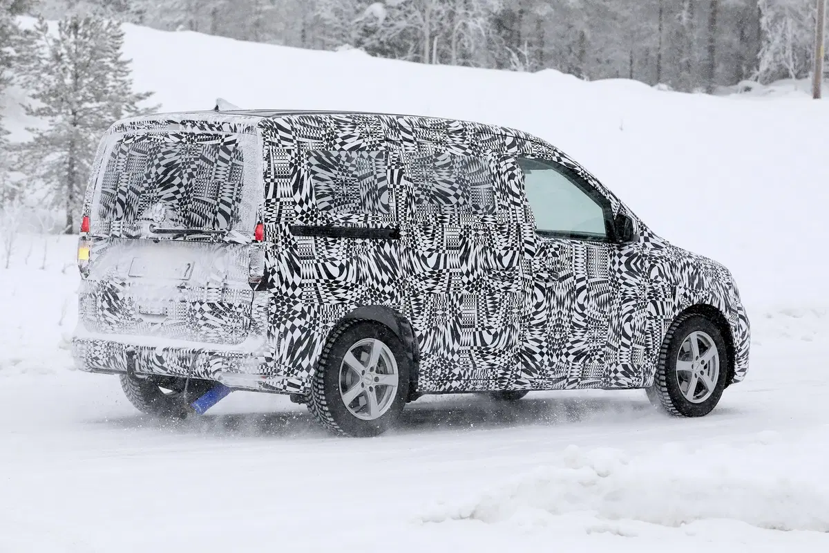 Volkswagen Caddy: restyling o nuova generazione? [Foto spia] (22)