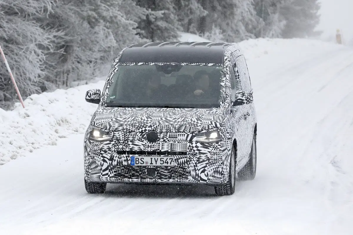 Volkswagen Caddy: restyling o nuova generazione? [Foto spia] (12)