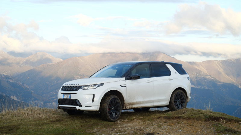 Nuova Discovery Sport, con il SUV di Land Rover nei pressi della Via del Sale [video]