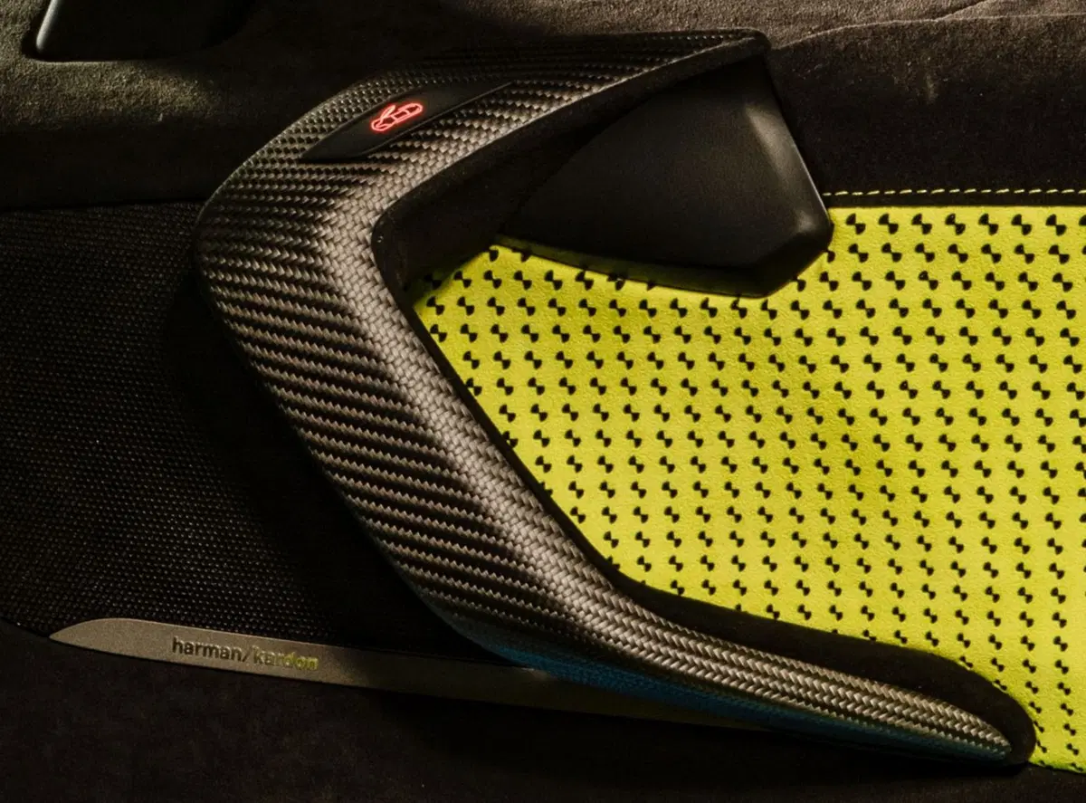 Da Alcantara e BMW la BMW i8 Roadster LimeLight Edition (19)