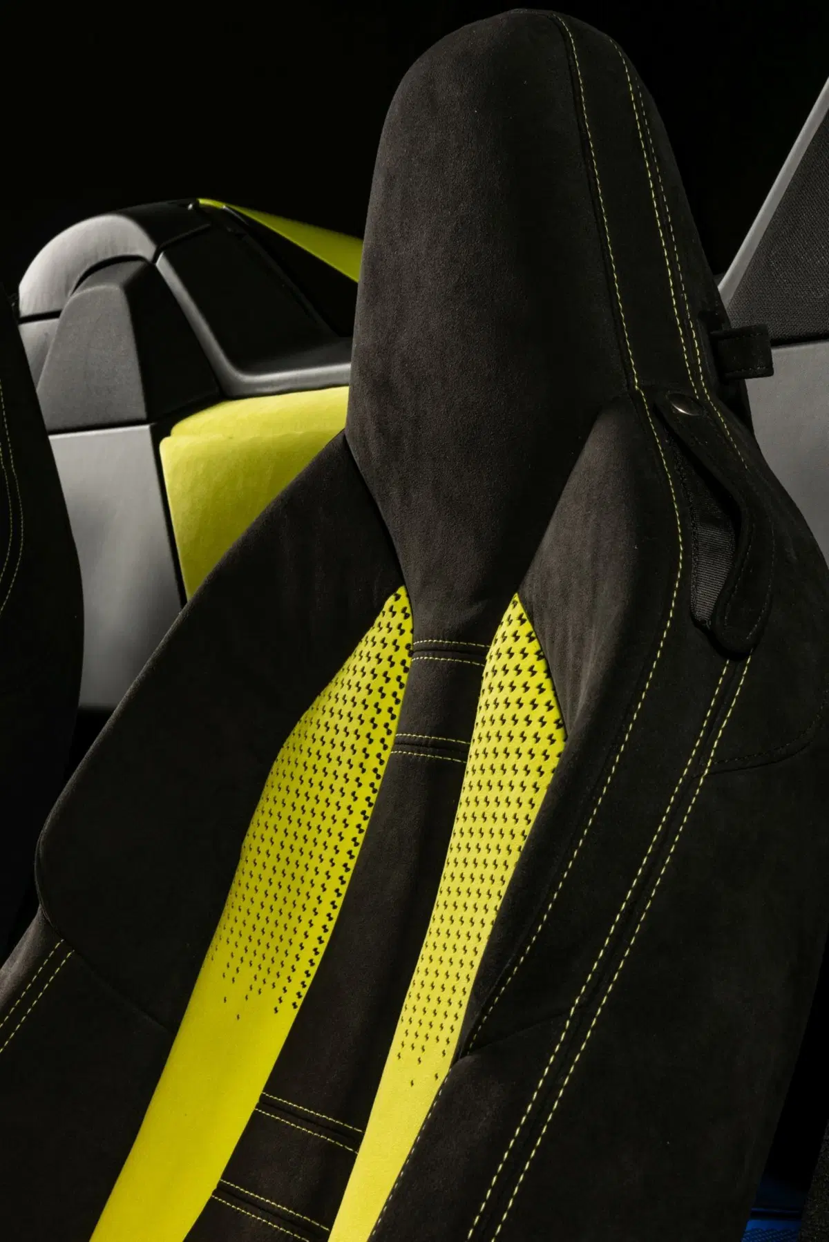 Da Alcantara e BMW la BMW i8 Roadster LimeLight Edition (20)