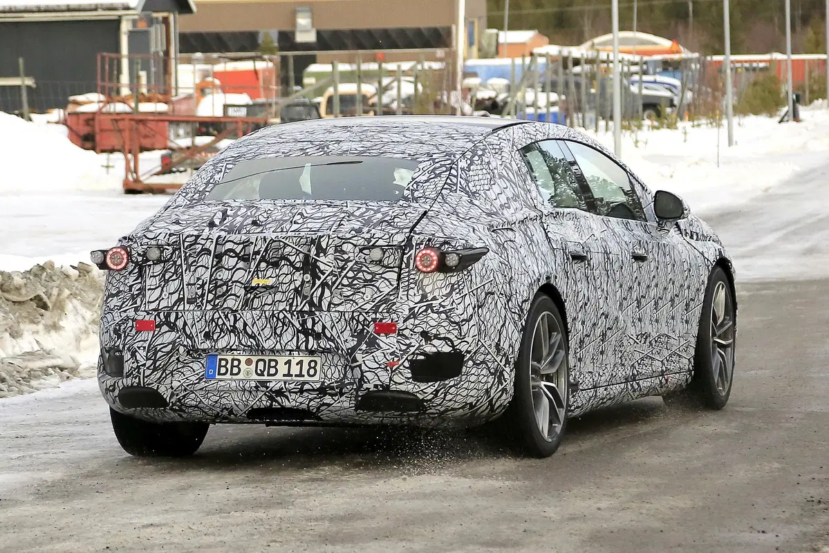 Mercedes EQS: i test continuano al freddo [Foto spia] (7)