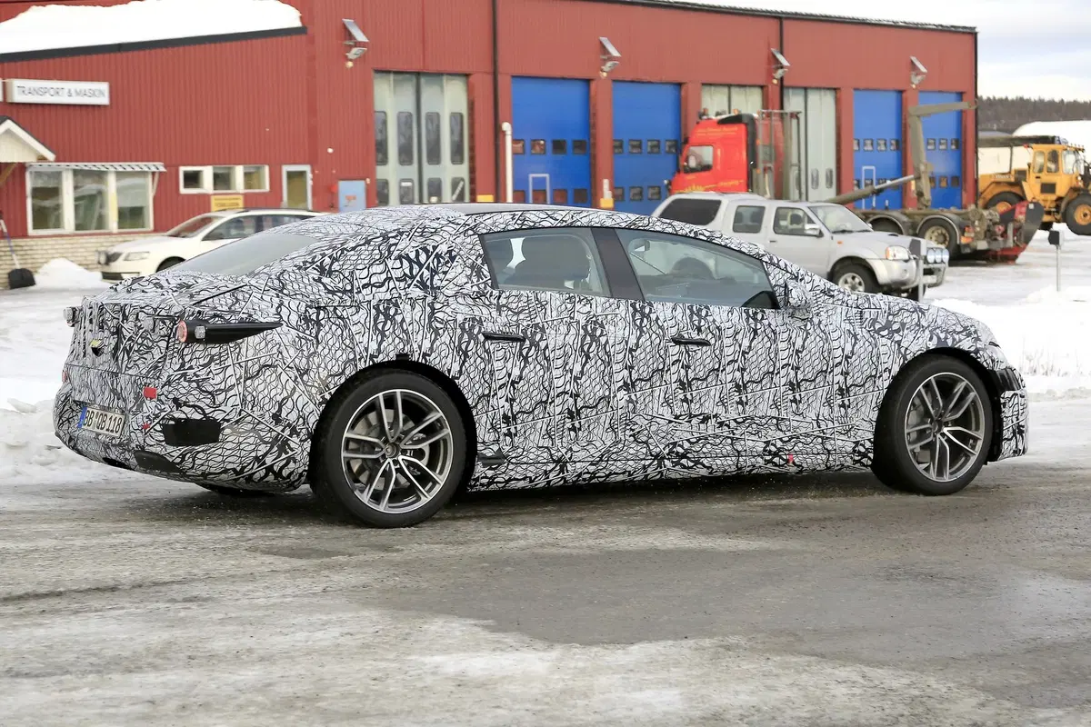 Mercedes EQS: i test continuano al freddo [Foto spia] (9)