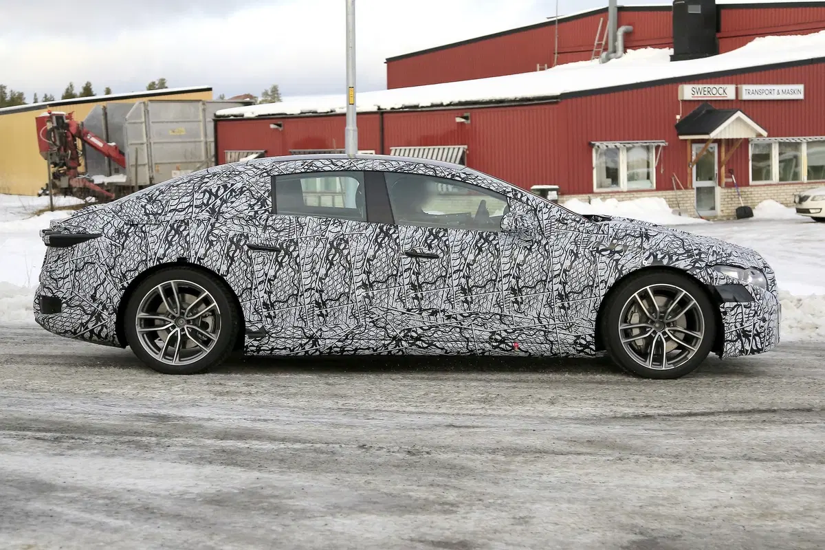 Mercedes EQS: i test continuano al freddo [Foto spia] (4)