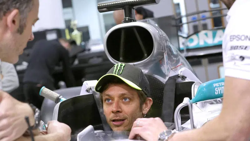 Lewis Hamilton vs. Valentino Rossi, sedile pronto per l'asso della MotoGP 