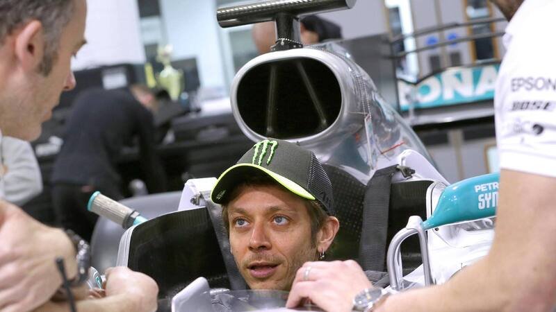 Lewis Hamilton vs. Valentino Rossi, sedile pronto per l&#039;asso della MotoGP 