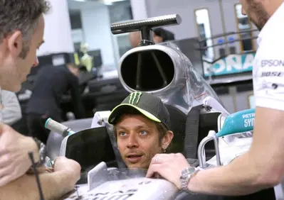 Lewis Hamilton vs. Valentino Rossi, sedile pronto per l'asso della MotoGP 