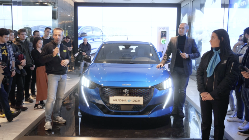 Alla scoperta dell&rsquo;auto elettrica con Andrea Galeazzi e la Peugeot e-208 [video dibattito]