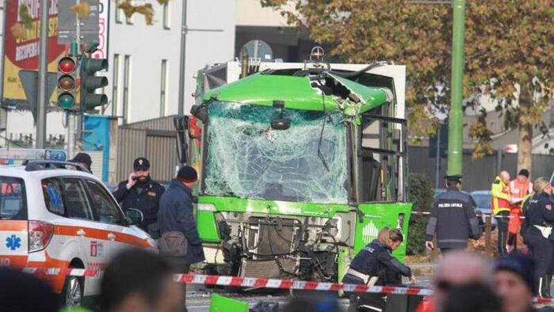 Milano, filobus passa col rosso: muore una donna [Video]
