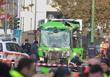 Milano, filobus passa col rosso: muore una donna [Video]