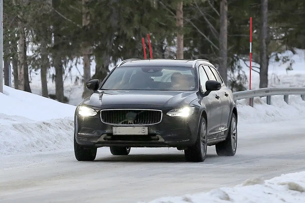 Volvo V90, V90 Cross Country e S90, le foto spia (13)