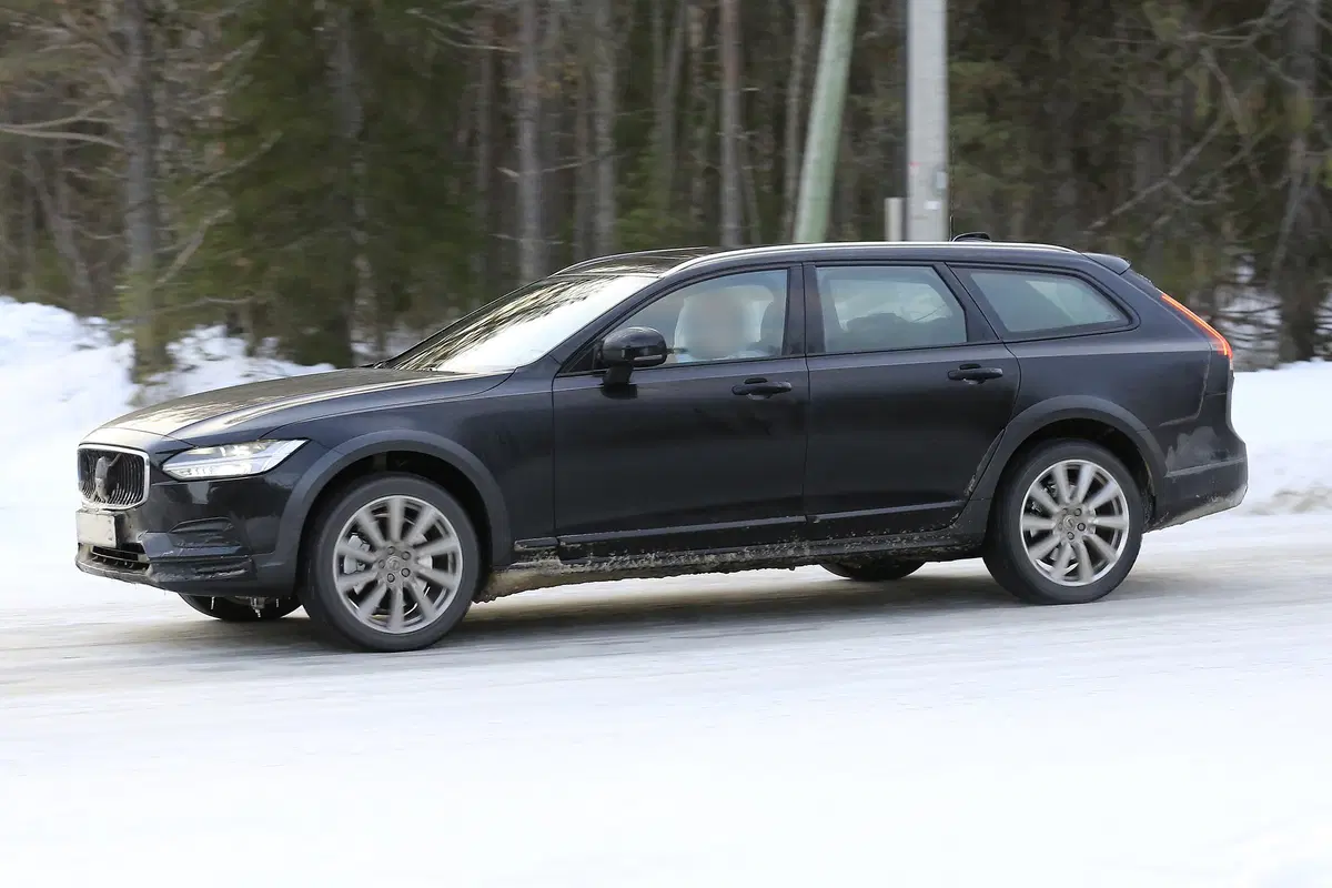 Volvo V90, V90 Cross Country e S90, le foto spia (19)