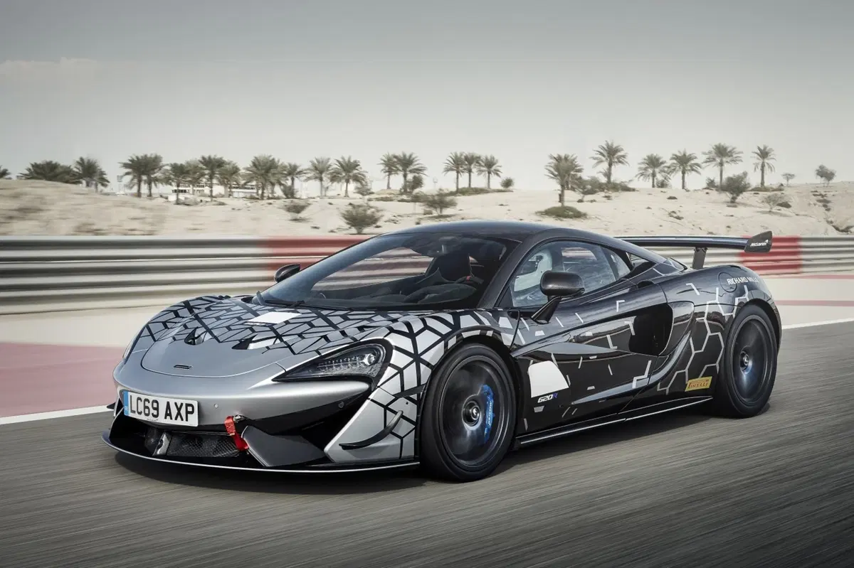 McLaren 620R: prestazioni da GT4... con targa e frecce! (5)