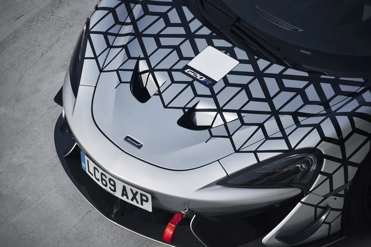 McLaren 620R: prestazioni da GT4... con targa e frecce! (7)
