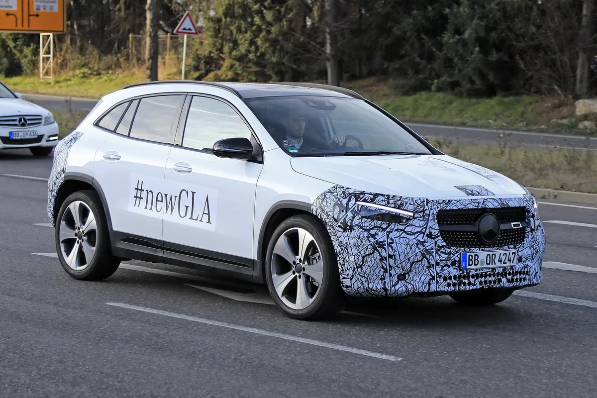 Nuova Mercedes GLA: le foto spia anticipano il debutto ufficiale (4)