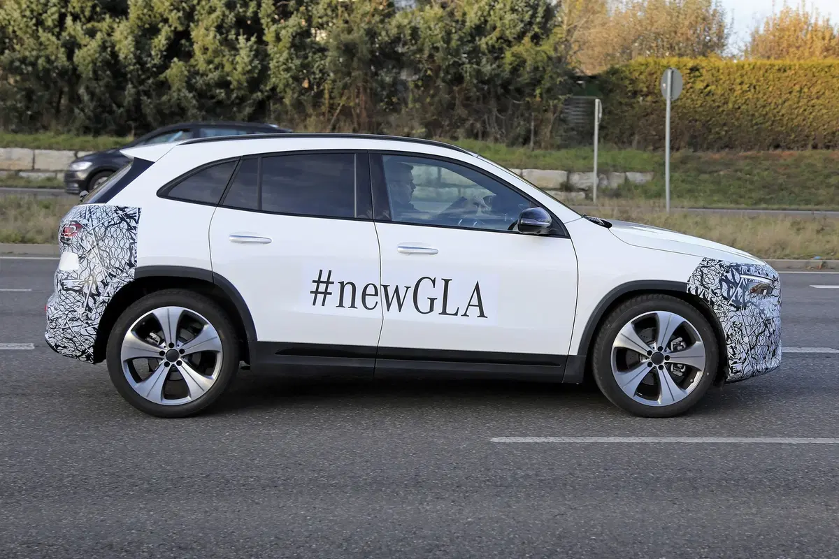 Nuova Mercedes GLA: le foto spia anticipano il debutto ufficiale (3)