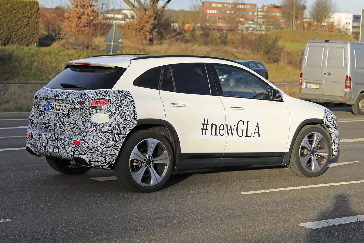 Nuova Mercedes GLA: le foto spia anticipano il debutto ufficiale (2)